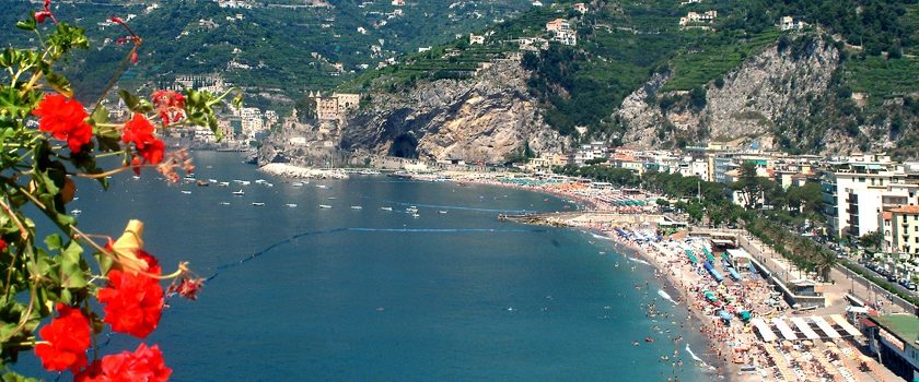 Divieto in spiaggia a Maiori con il logo della Guardia Costiera: sequestro e denuncia