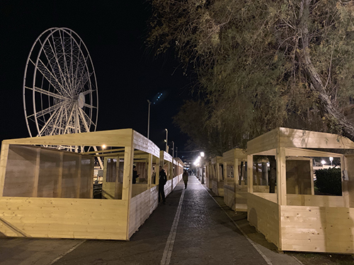 Accanto alla ruota panoramica pronti i mercatini di Natale