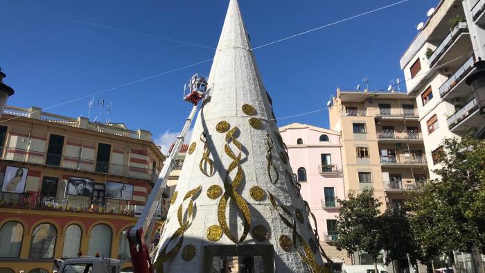 Domani sera si accende l’albero di Natale di piazza Portanova: ci sarà una testimonial a sorpresa?