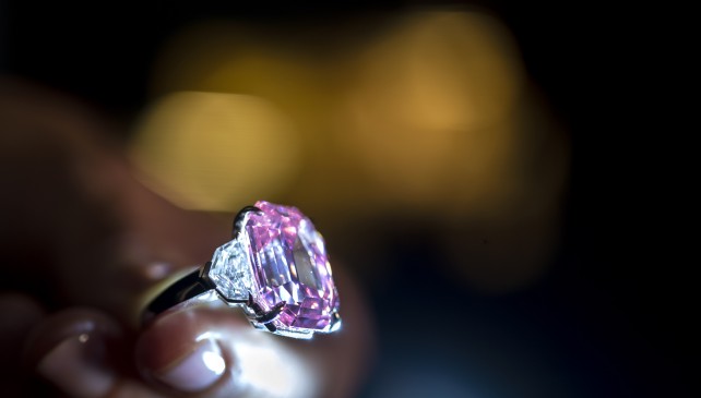Cinquanta milioni per un diamante rosa, è record