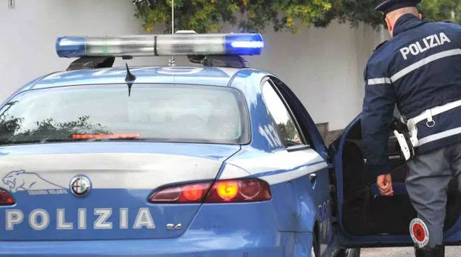 Insulti ai passanti, calci alle vetrine dei negozi e aggressione ai poliziotti: arrestato un 43enne a Cava de’ Tirreni