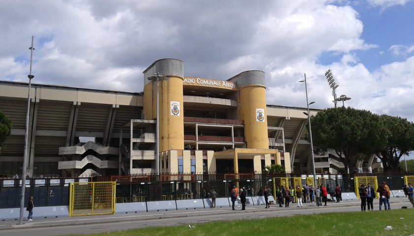 Indossava una pettorina da steward, fermato nei pressi dello stadio Arechi un 47enne con precedenti