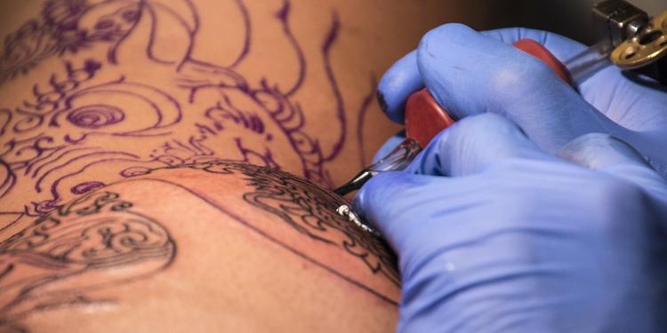 Non vuole pagare per un tatuaggio: paganese viene accoltellato