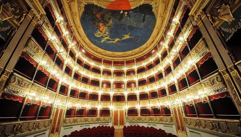 Covid in aumento, al Verdi di Salerno annullato anche “Il Lago dei cigni”