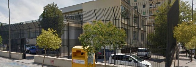 I ladri di rifiuti ora saccheggiano anche le scuole: raid a Torrione