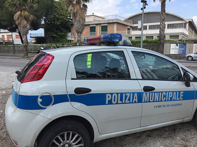 LA POLIZIA MUNICIPALE DI SALERNO -SGOMBERA BIVACCO AL TRINCERONE