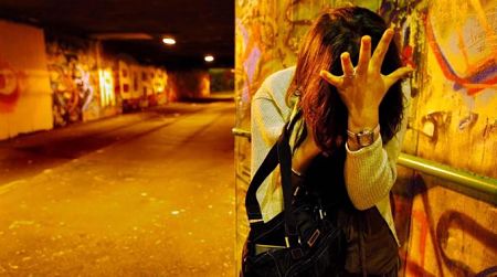 Prende a schiaffi e morsi l’ex fidanzata davanti a una discoteca, 22enne nei guai