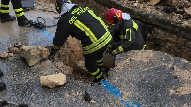 Forte odore di gas in città, Salerno Energia tranquillizza: “Guasto in via di riparazione ad una tubatura, nessun pericolo”