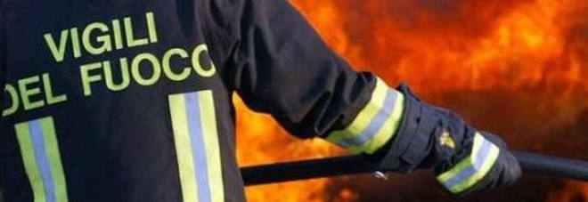 Incendiano la porta di casa mentre la famiglia dorme: è giallo