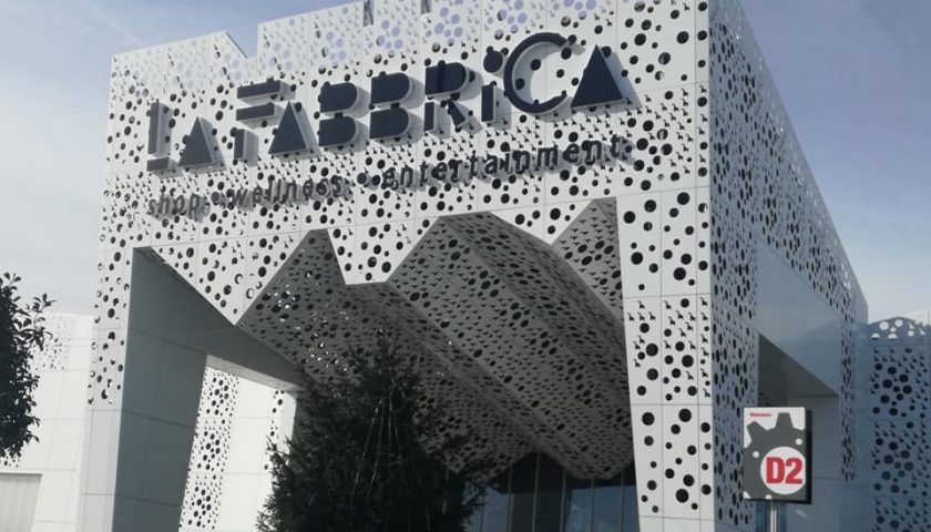 Gli operai della manutenzione del centro commerciale “La Fabbrica” in protesta: “Da cinque mesi senza stipendio!”