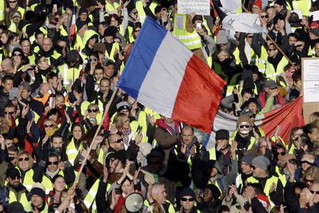 Gilet gialli a Parigi, tensioni ma poi torna la calma