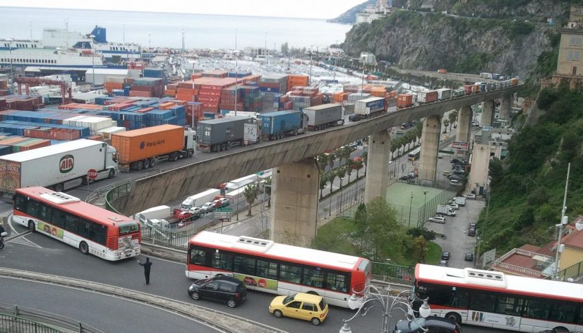 Salerno, controlli ai mezzi pesanti sul viadotto Gatto: scattano le multe