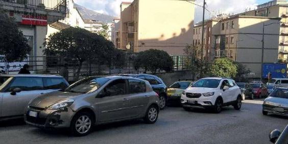 Doppie file, un solo caos a Salerno