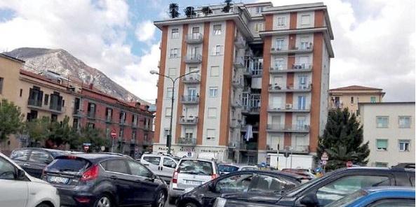 Troppe auto a Cava de’ Tirreni, su la tariffa nel parcheggio in centro