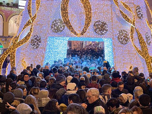 Salerno: in tanti ‘sotto’ il grande albero di Natale di Piazza Portanova