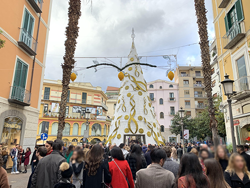 A Salerno vince la sobrietà: vigilia di Natale da incorniciare