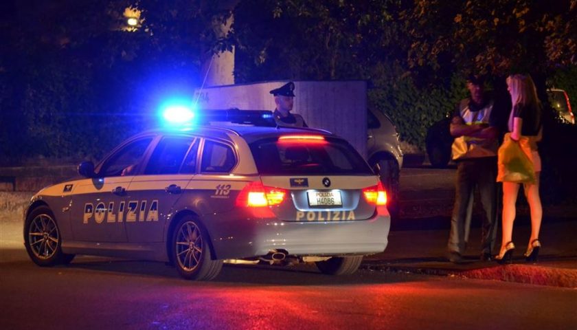 Lite tra prostitute in litoranea, arrestata 25enne: ha tentato di sgozzare una connazionale