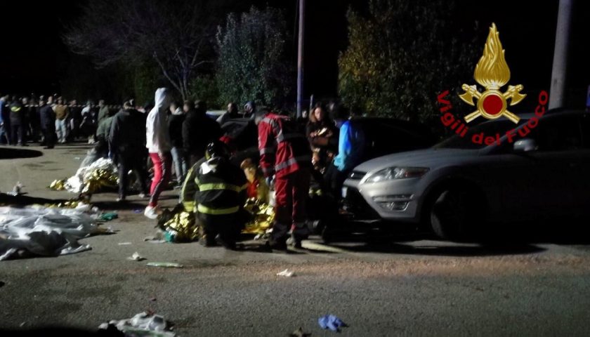 Vittime di Ancona: Salerno esprime il suo cordoglio, stasera Luci d’Artista a piazza Flavio Gioia e albero spenti per cinque minuti