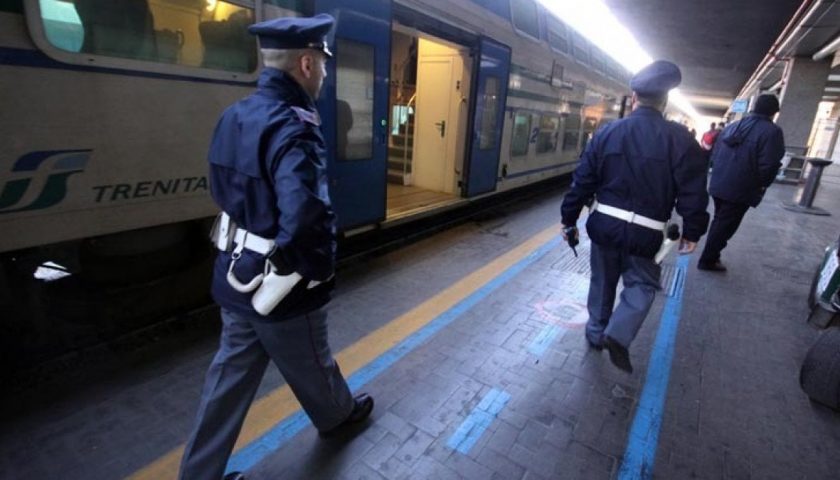 Controlli della Polizia in treni e stazioni: a Salerno per Luci d’Artista una task force contro venditori abusivi e borseggiatori