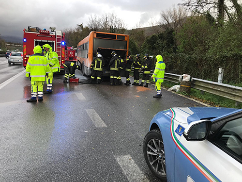 Salerno: fumo su bus diretto all’Università, paura per gli studenti