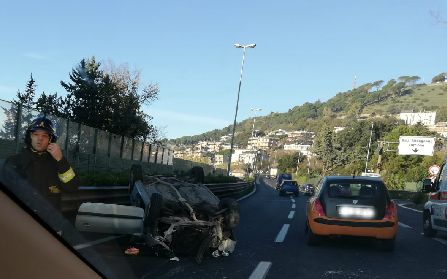 Salerno: auto si ribalta in tangenziale