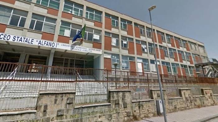 Aggredite dai neofascisti colpi in faccia davanti alla scuola