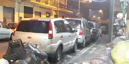 Strade piene di rifiuti a Nocera Inferiore, no allo stoccaggio