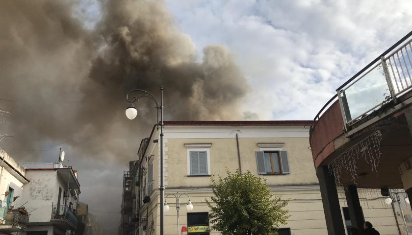 Pagani, appartamento in fiamme in via Piave – VIDEO