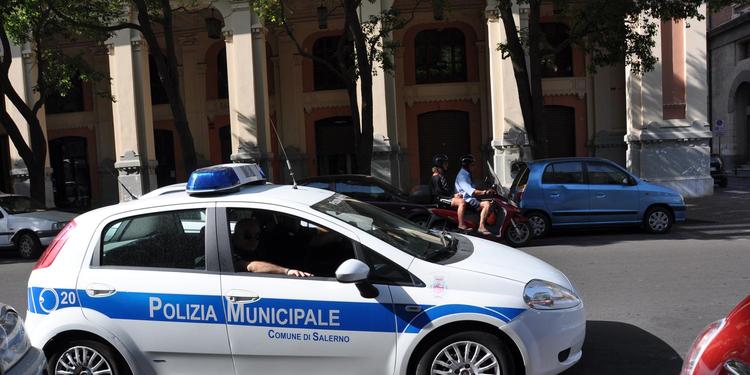 Salerno, infastidivano gli automobilisti in piazza Mazzini: nei guai quattro rom