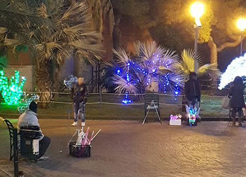 Salerno: sotto le Luci in villa comunale spuntano gli abusivi