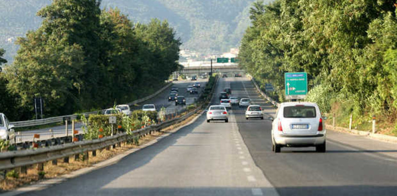 Sa – Av: camion del circo si ribalta, traffico in tilt