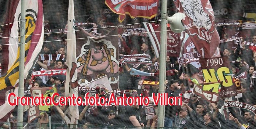 Daspo a tre tifosi granata per lancio di petardi allo stadio Arechi