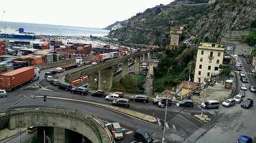 Salerno, senso unico alternato sul viadotto Gatto