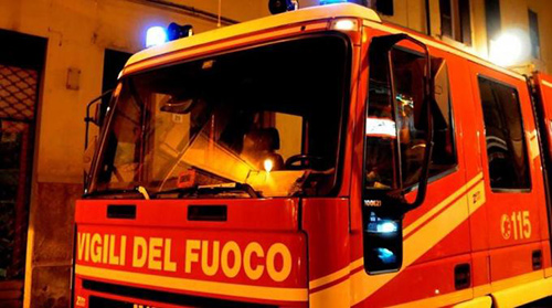 Salerno, cartoni incendiati davanti a una pizzeria di Pastena