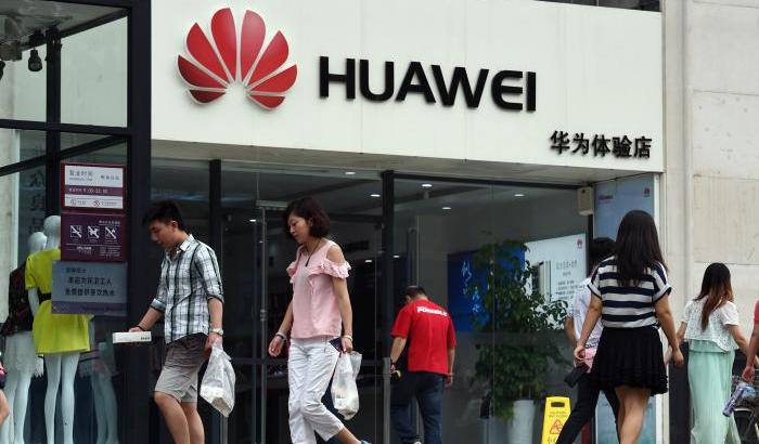 Usa accusa Huawei di furti di tecnologia. Il colosso cinese nega