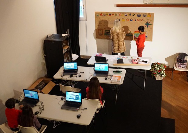 Cellulare in aula,1 su 2 lo usa con prof