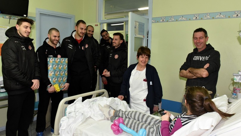 Volley / A2 Maschile: I Lupi Santa Croce in visita ai piccoli malati