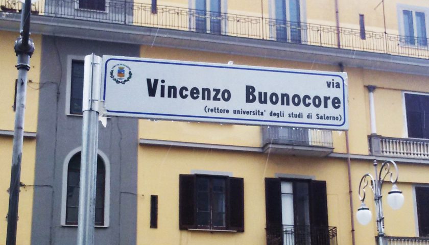 Salerno, una strada in pieno centro per il prof. Vincenzo Buonocore – VIDEO