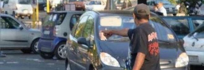 Salerno, soldi ai bagnanti per la sosta delle auto: abusivo multato di 500 euro nella zona orientale