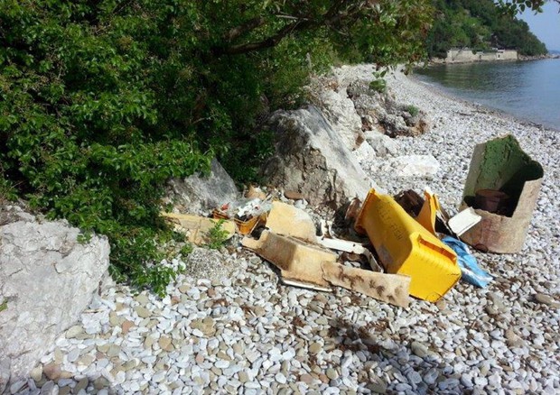 Volontari puliscono le spiagge, aggredite da plastica ed erosione