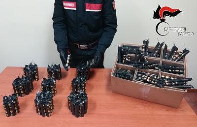 Vallo di Diano, sorpresi da Carabinieri con 600 candelotti nel bagagliaio: due giovani denunciati