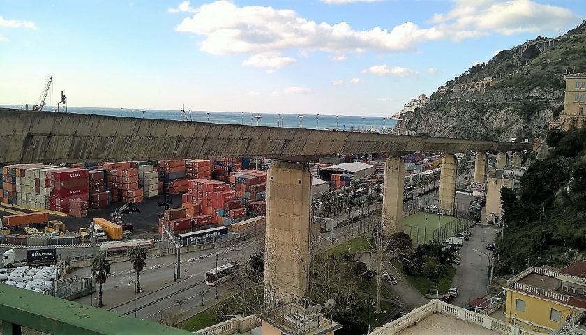 Lancio di oggetti dal Viadotto Gatto, si rischia la tragedia