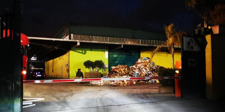 Fuochi d’artificio nei rifiuti, rogo alla Helios di Scafati