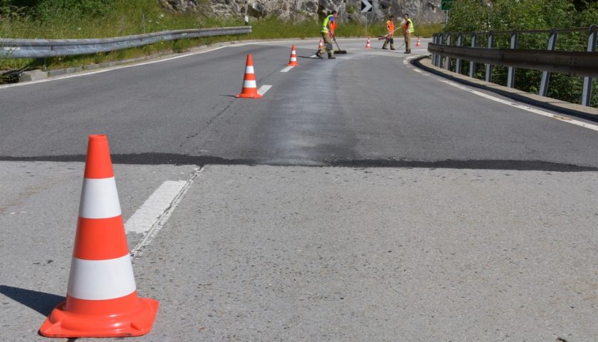 Come rimuovere l’olio motore dall’asfalto