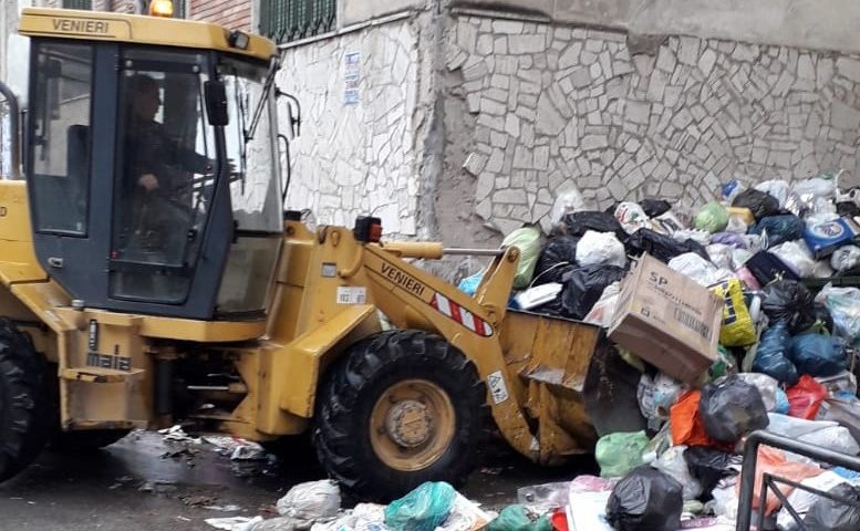Angri: rimozione straordinaria dei cumuli di rifiuti in alcune strade della città
