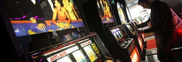 Ruba le mance per giocare al videopoker: preso il ladro seriale