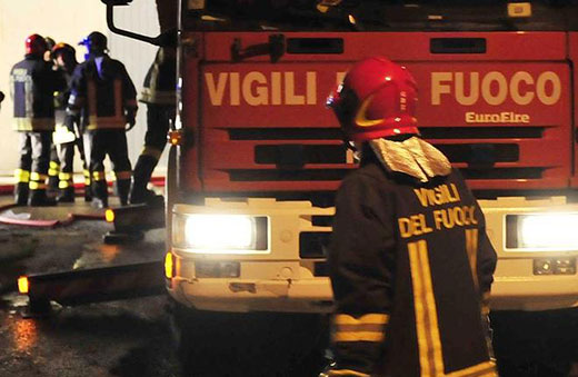 Pontecagnano: fiamme nell’ex tabacchificio Centola, vigili del fuoco in azione