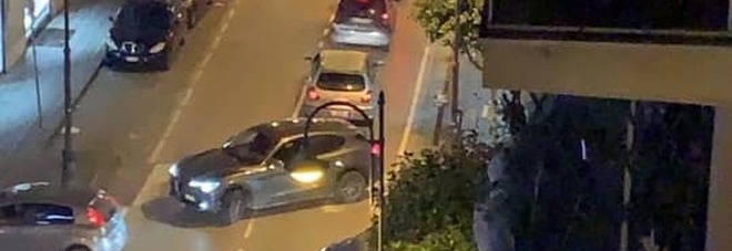 C’è troppa gente davanti al bar, auto investe due ragazze