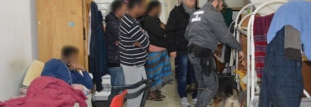 Migranti, in 16 con un solo bagno: «Ma così ci sentiamo una famiglia»