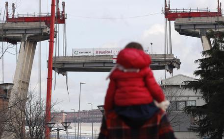Ponte Genova demolizione iniziata discesa trave tampone